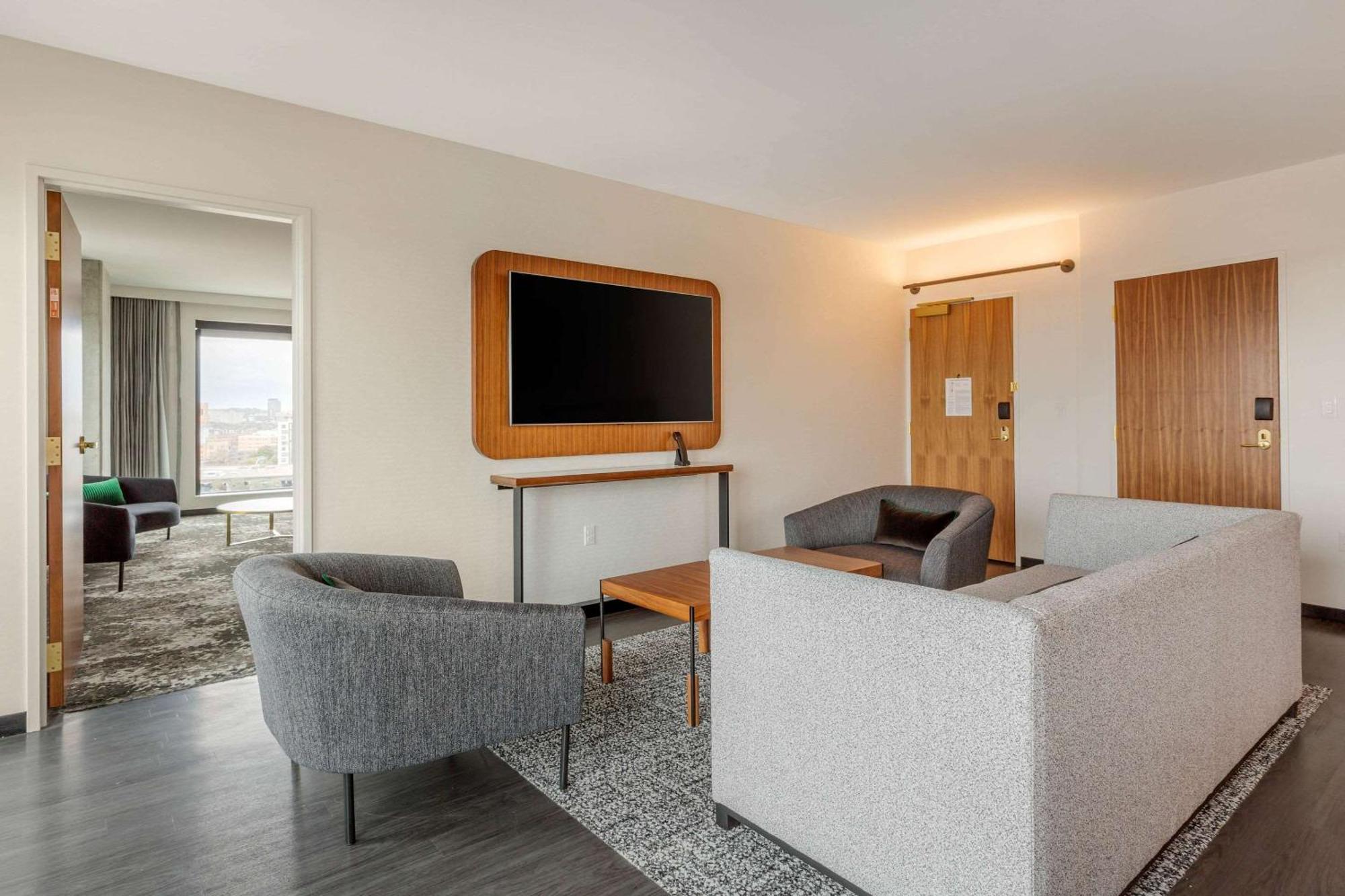 Cambria Hotel Boston Downtown - Seaport Екстериор снимка